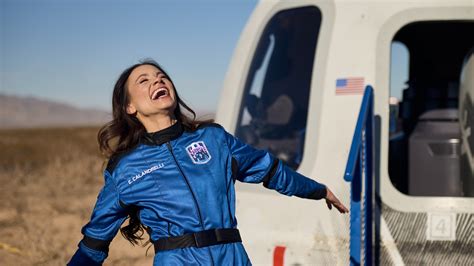 100th woman in space, Emily Calandrelli, stands up to small。